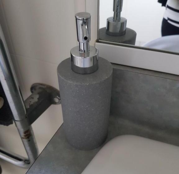 스탠다드 스튜디오, A'abode Motor Lodge