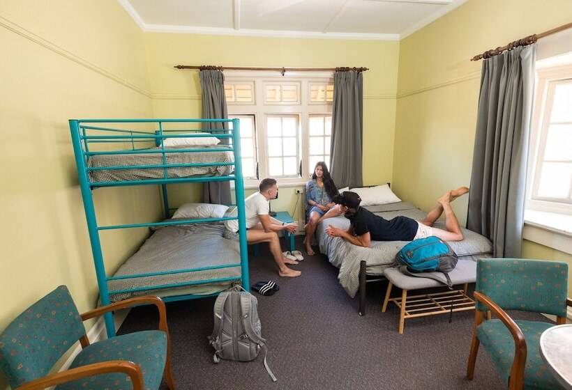 带共用浴室的标准房间, Yha Newcastle Beach