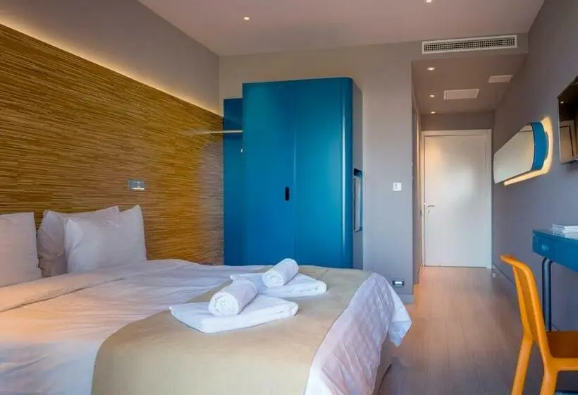 Chambre Quadruple Standard, Essence