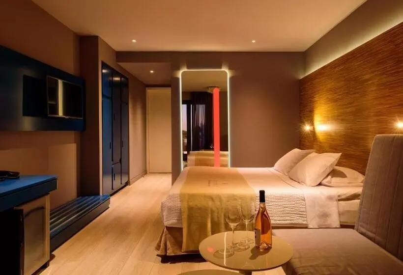 Chambre Quadruple Standard, Essence