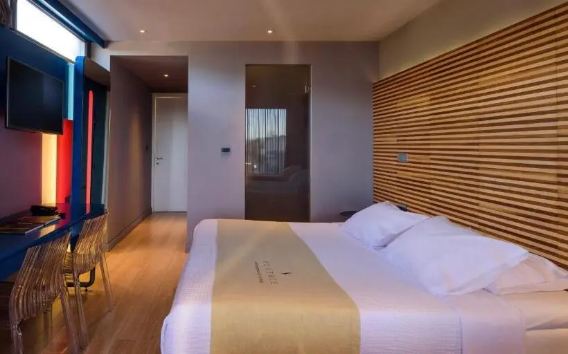 Chambre Quadruple Standard, Essence