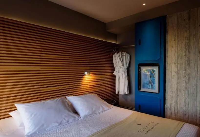 Chambre Comfort Vue Piscine, Essence