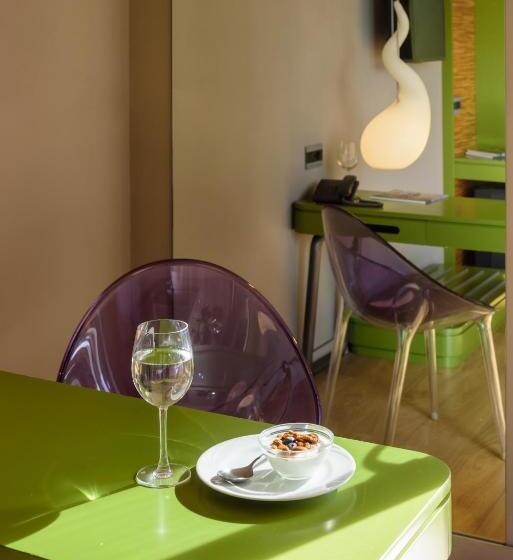 اتاق راحتی با چشمانداز استخر, Essence