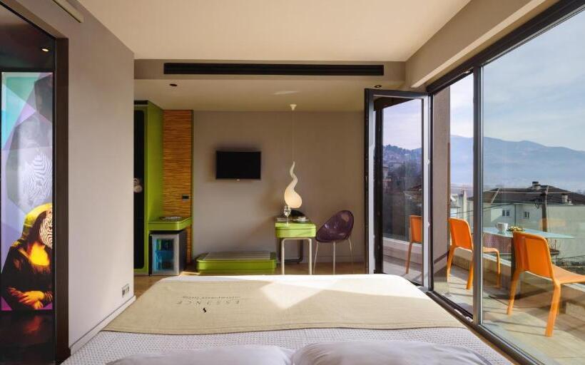 اتاق راحتی با چشمانداز استخر, Essence