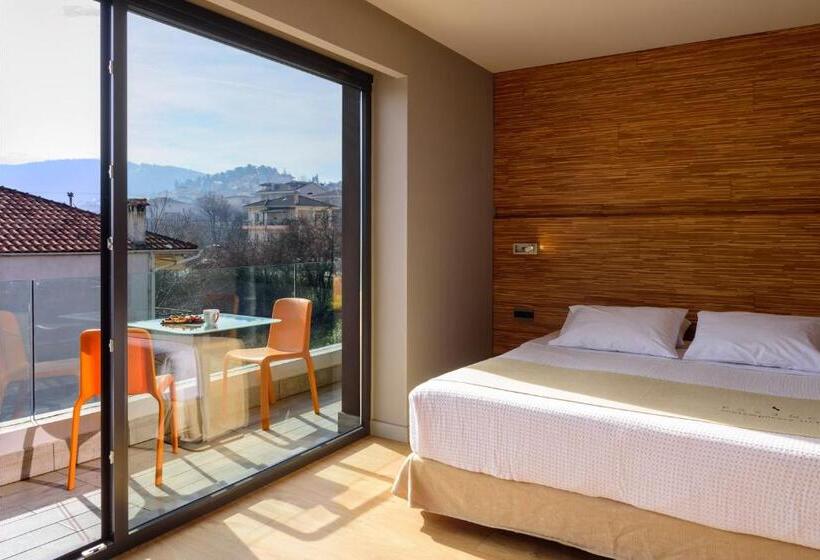 اتاق راحتی با چشمانداز استخر, Essence