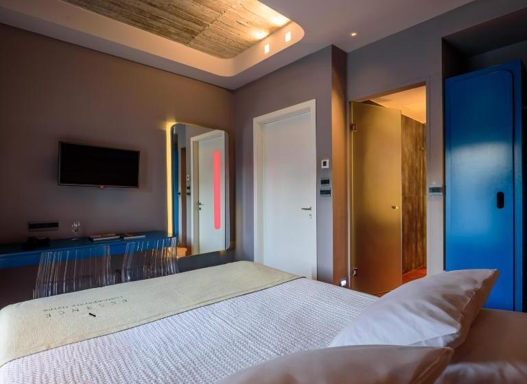 Comfort room with city view, Essence