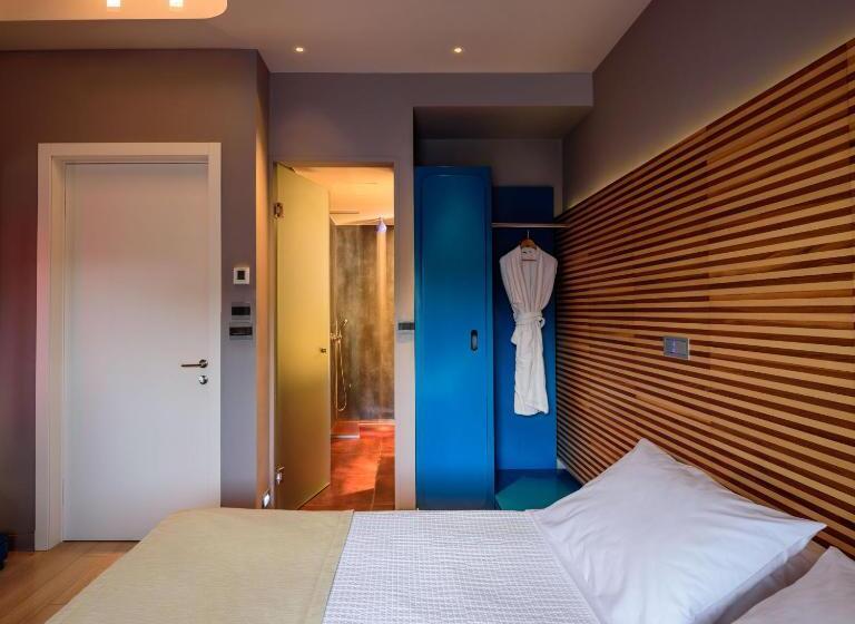 Comfort room with city view, Essence