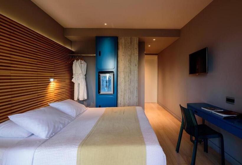 Comfort room with city view, Essence