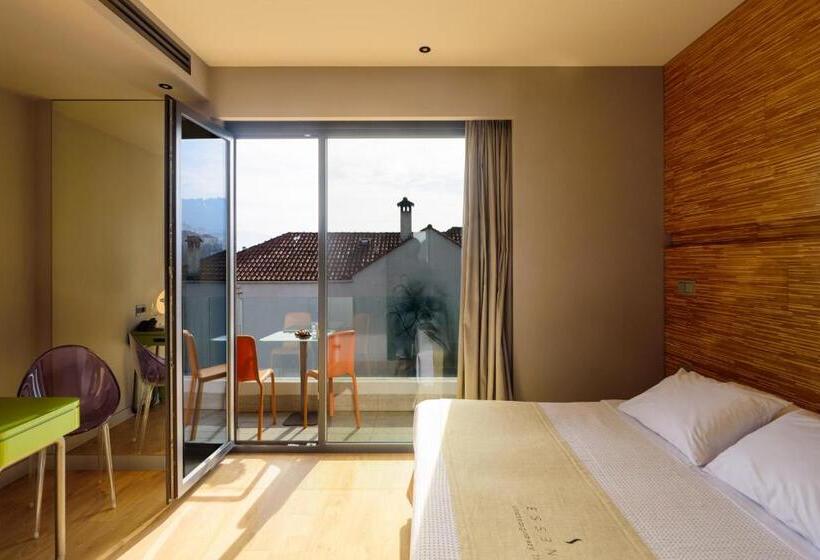 Comfort room with city view, Essence