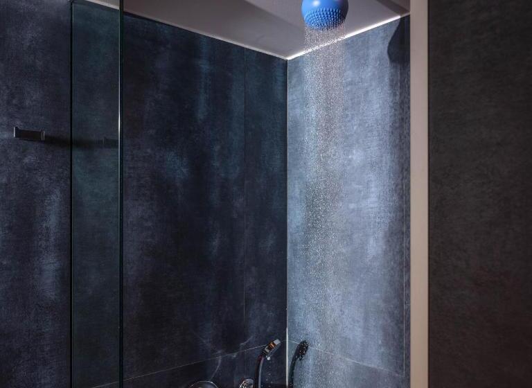 Comfort room with city view, Essence