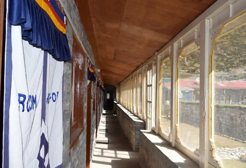 اتاق ساده سه‌ نفره, Machermo Lodge & Bakery