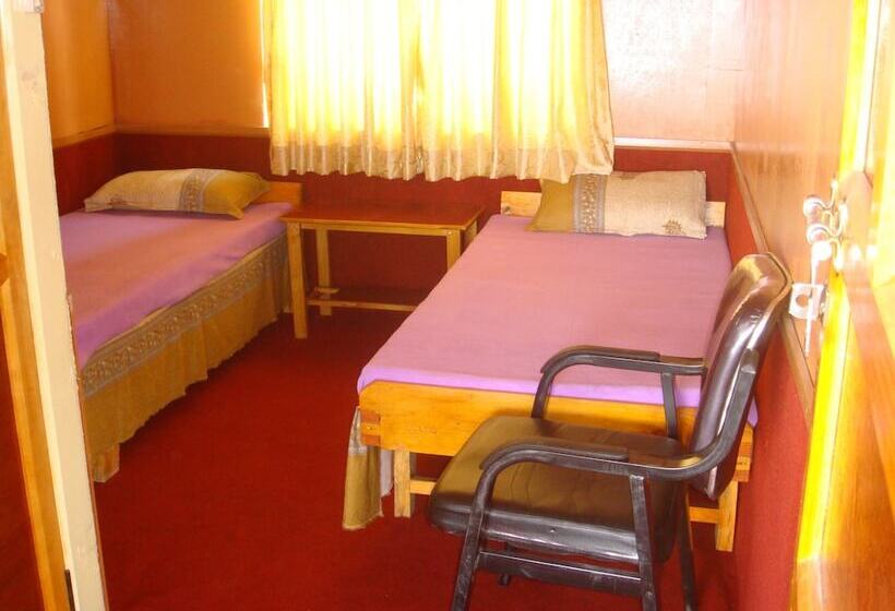 اتاق ساده سه نفره, Machermo Lodge & Bakery