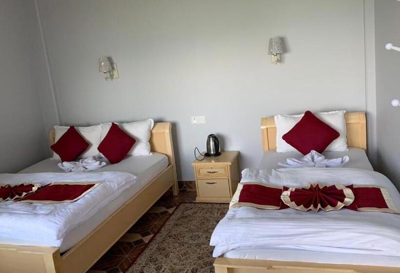 اتاق خانوادگی, Pristine Himalaya