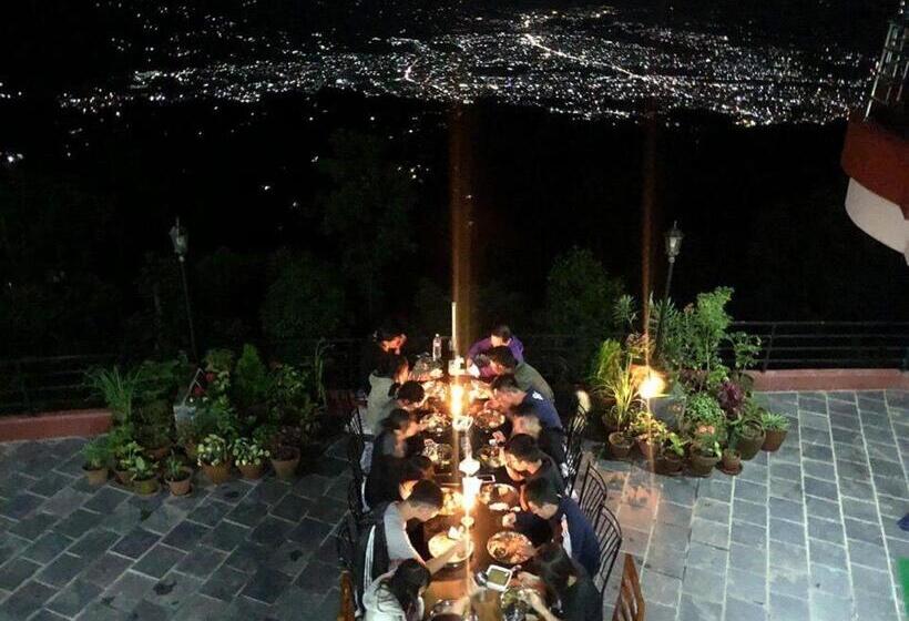 اتاق لوکس خانوادگی, Pristine Himalaya