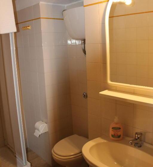 חדר סטנדרט, A La Casa Dei Potenti