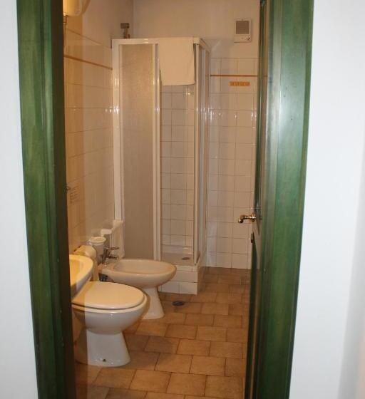 חדר סטנדרט לשלושה, A La Casa Dei Potenti