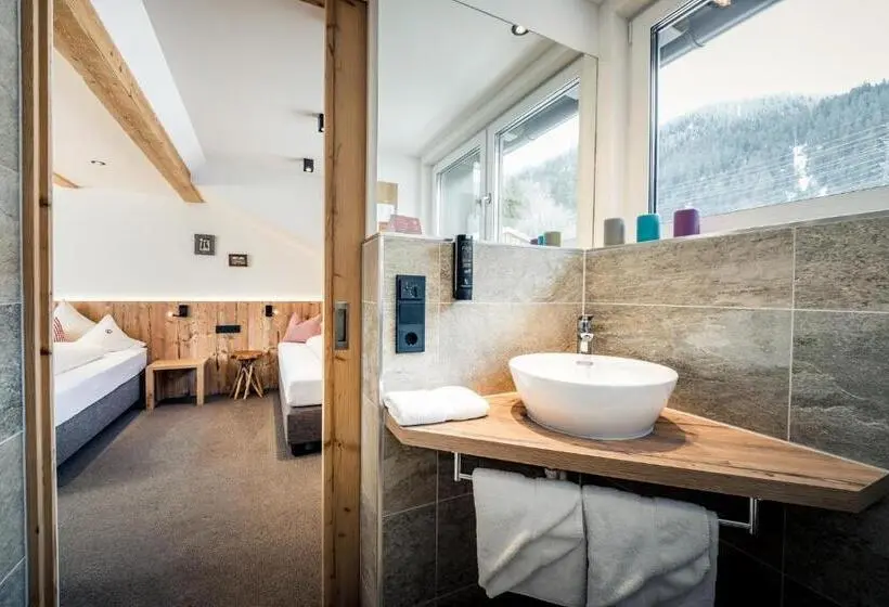 コンフォートトリプルルーム, Pension Der Steinbock Das 300 Jahre Alte Bauernhaus Tirol