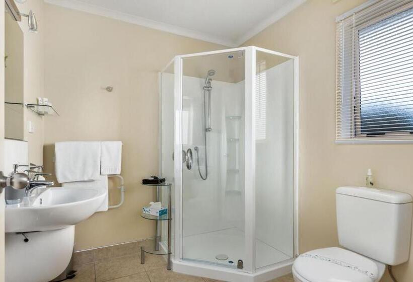 استودیوی استاندارد, Bk's Chardonnay Motor Lodge