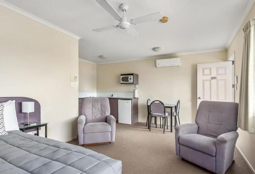 آپارتمان خانوادگی, Bk's Chardonnay Motor Lodge