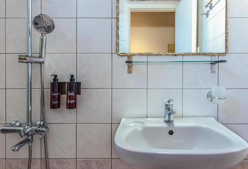 إستديو قياسى مطل على حمام السباحة, Kanso Rooms