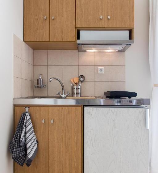 إستديو قياسى مطل على حمام السباحة, Kanso Rooms