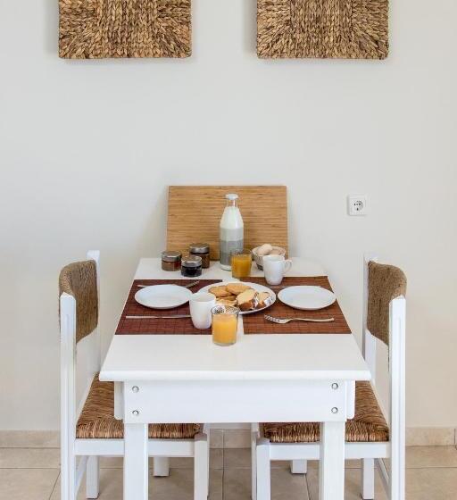 إستديو قياسى مطل على حمام السباحة, Kanso Rooms