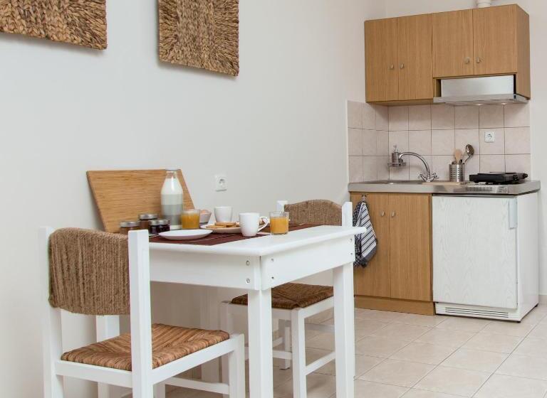 إستديو قياسى مطل على حمام السباحة, Kanso Rooms