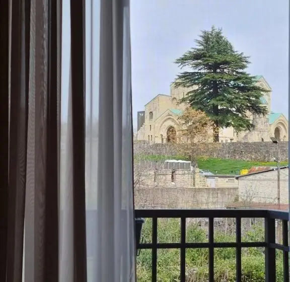 اتاق استاندارد با چشم‌انداز کوهستان, Green Town