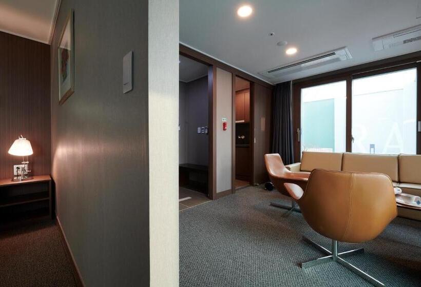 סוויטה עם ג'קוזי, New Raon Stay