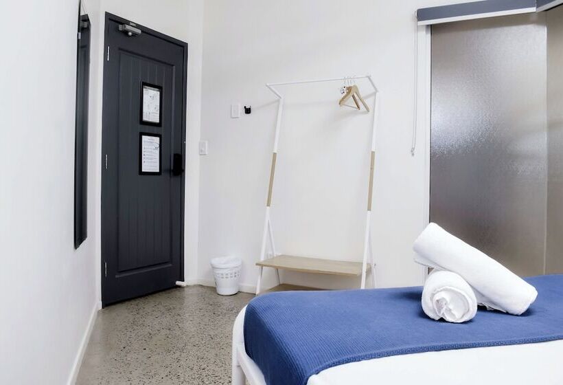 标准间, The Village Cairns