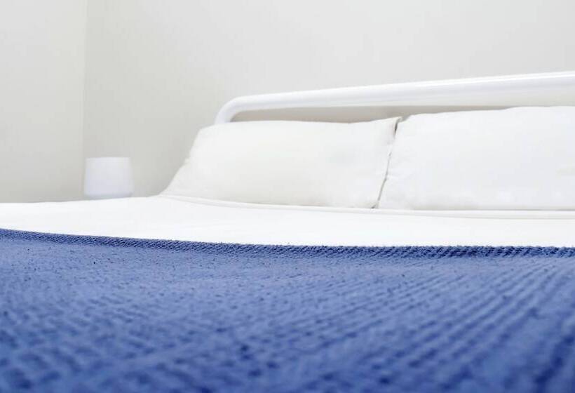 标准间, The Village Cairns