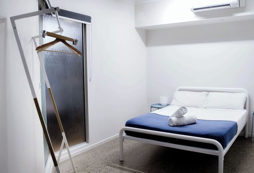 标准间, The Village Cairns