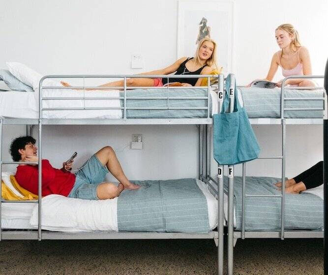 标准间, The Village Cairns