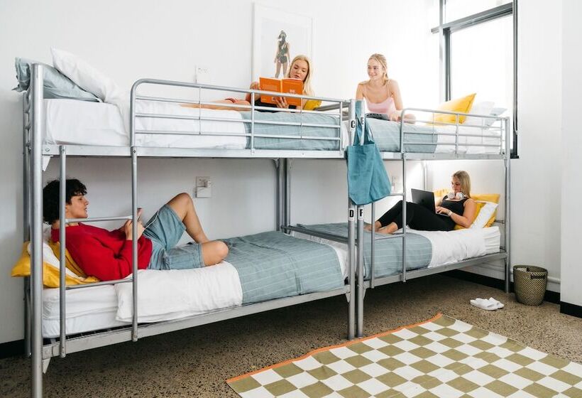 标准间, The Village Cairns