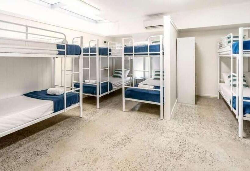 标准间, The Village Cairns