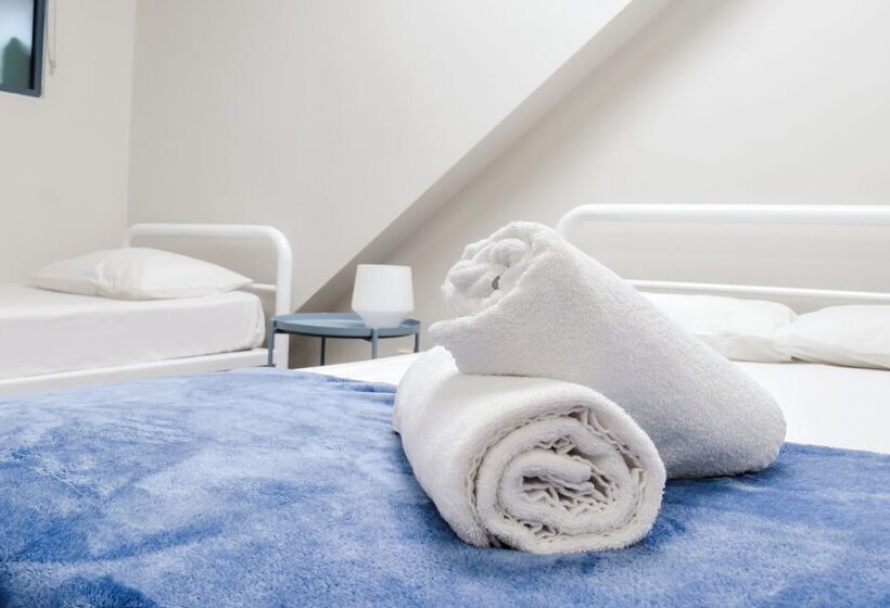 共用房间的床, The Village Cairns