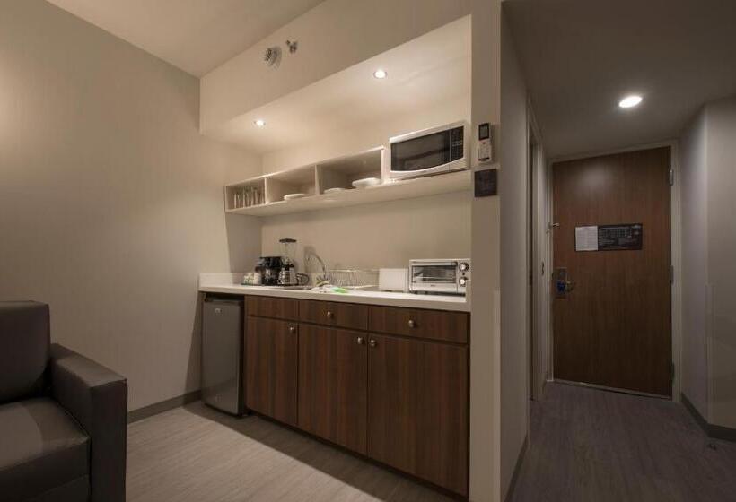 キングサイズベッドのスイートルーム, Microtel Inn & Suites By Wyndham Irapuato