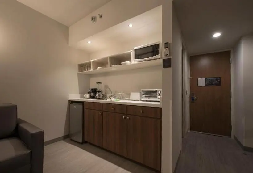 キングサイズベッドのスイートルーム, Microtel Inn & Suites By Wyndham Irapuato