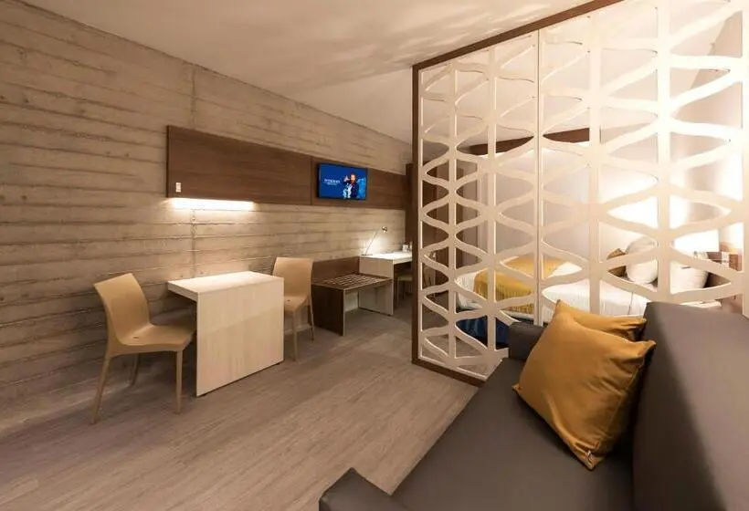 キングサイズベッドのスイートルーム, Microtel Inn & Suites By Wyndham Irapuato