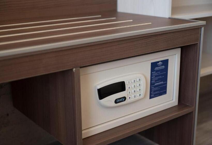 キングサイズベッドのスイートルーム, Microtel Inn & Suites By Wyndham Irapuato