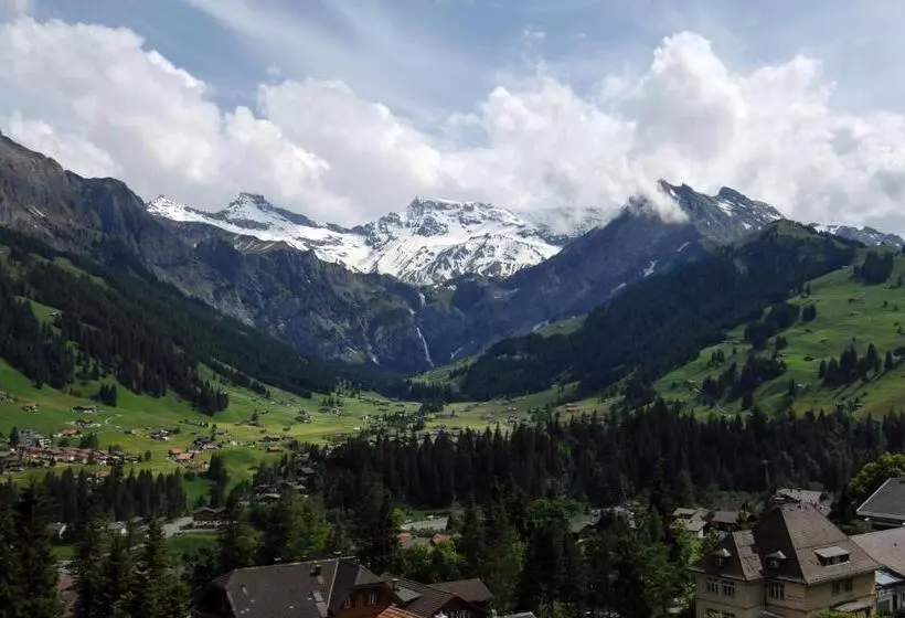 سوئیت جونیور با چشم‌انداز کوهستان, Chalet Hotel Beau Site
