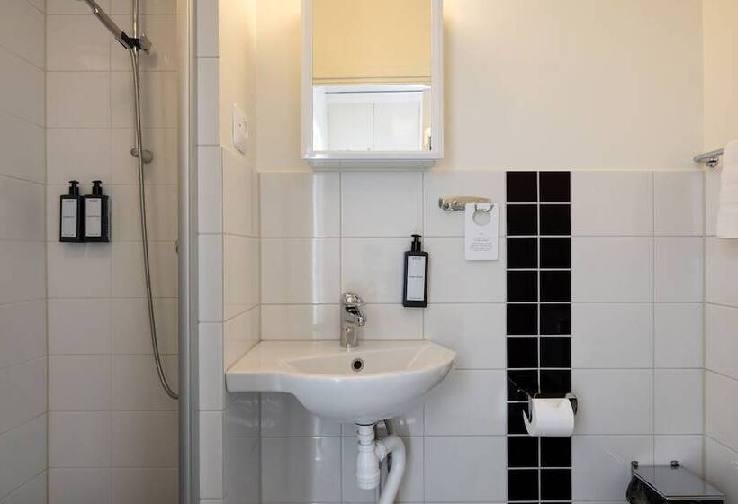 기본룸, Bishops Arms Mora