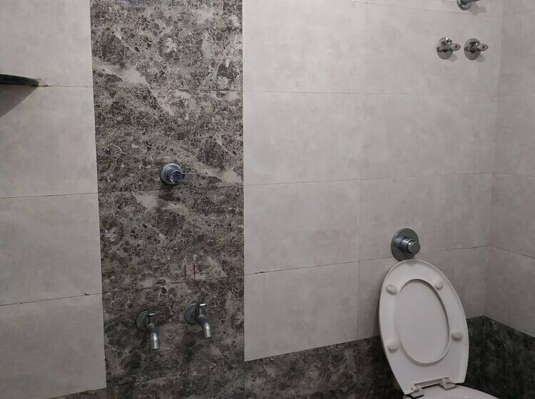 디럭스 룸, Iroomz Hotel Gananjaya Hostel