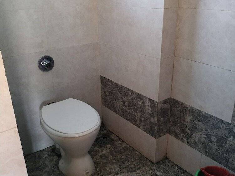 디럭스 룸, Iroomz Hotel Gananjaya Hostel