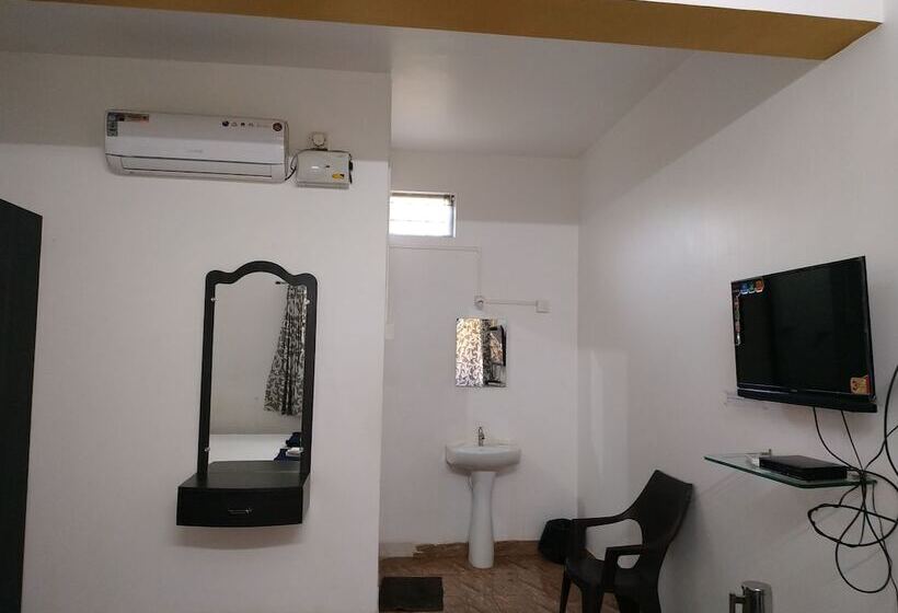 디럭스 룸, Iroomz Hotel Gananjaya Hostel