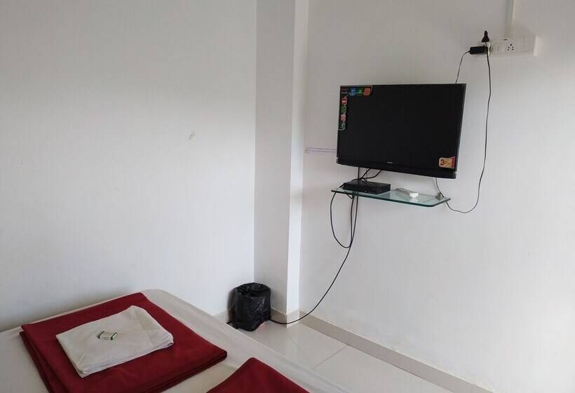 디럭스 룸, Iroomz Hotel Gananjaya Hostel