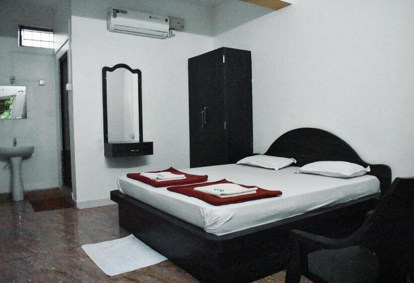 디럭스 룸, Iroomz Hotel Gananjaya Hostel