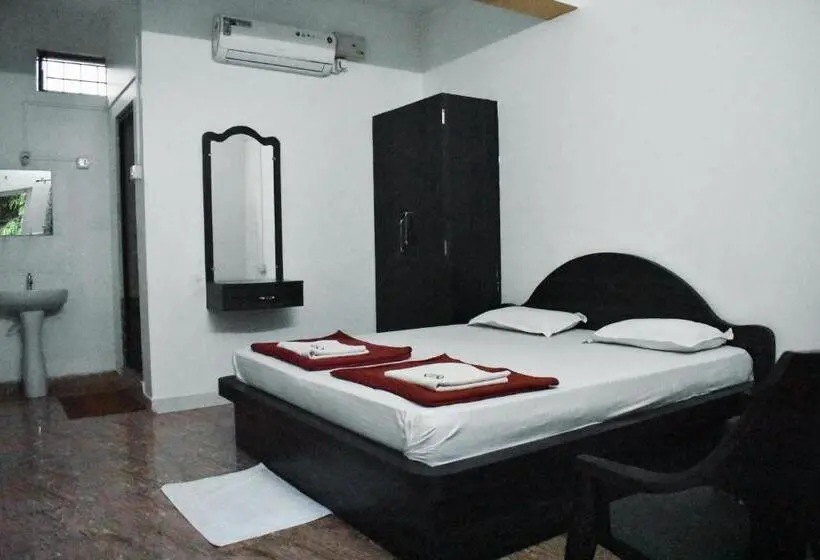 デラックスルーム, Iroomz Hotel Gananjaya   Hostel