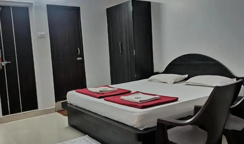 デラックスルーム, Iroomz Hotel Gananjaya   Hostel