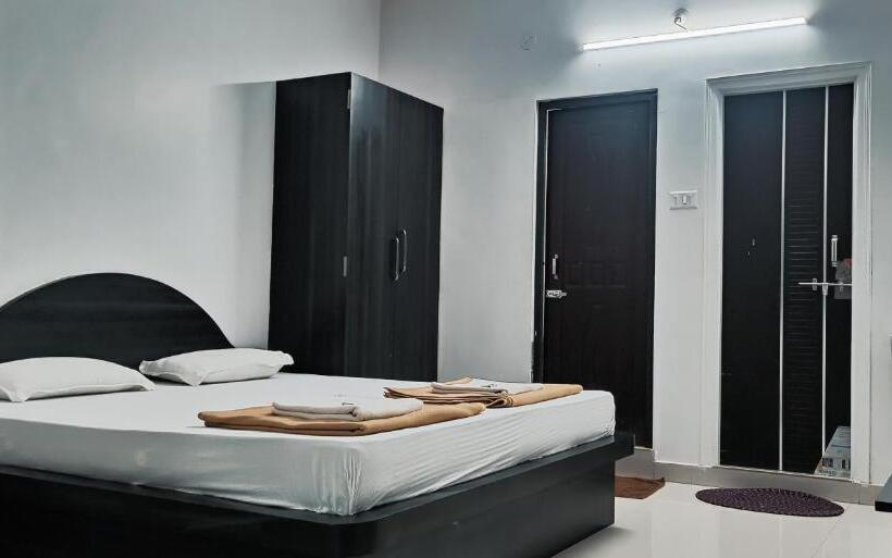 디럭스 룸, Iroomz Hotel Gananjaya Hostel